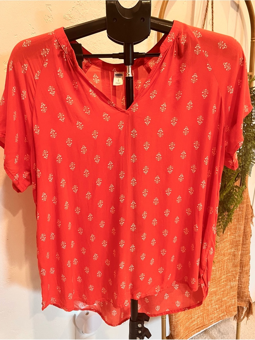 Old Navy Everyday V-Neck Short Sleeve Top in Orange with Subtle Print